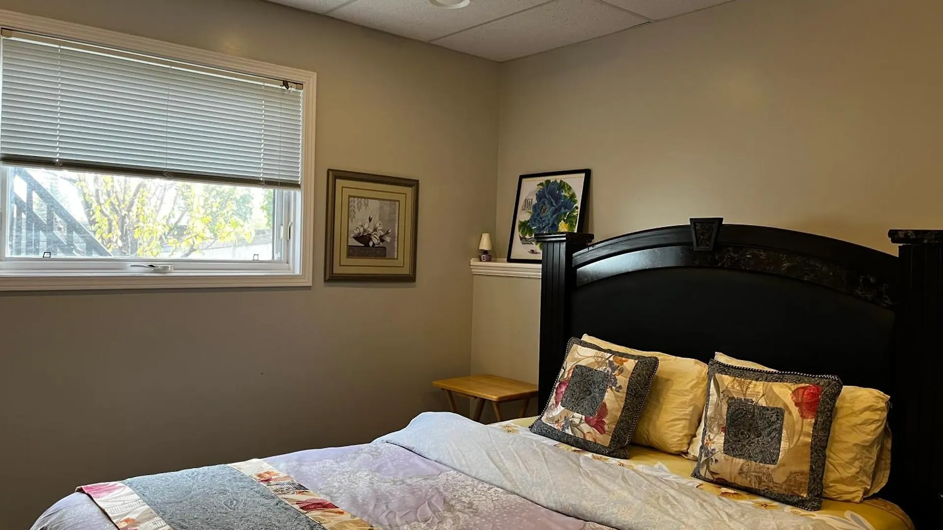 Citadel Hill Cr Community! Apartment Calgary Homestay