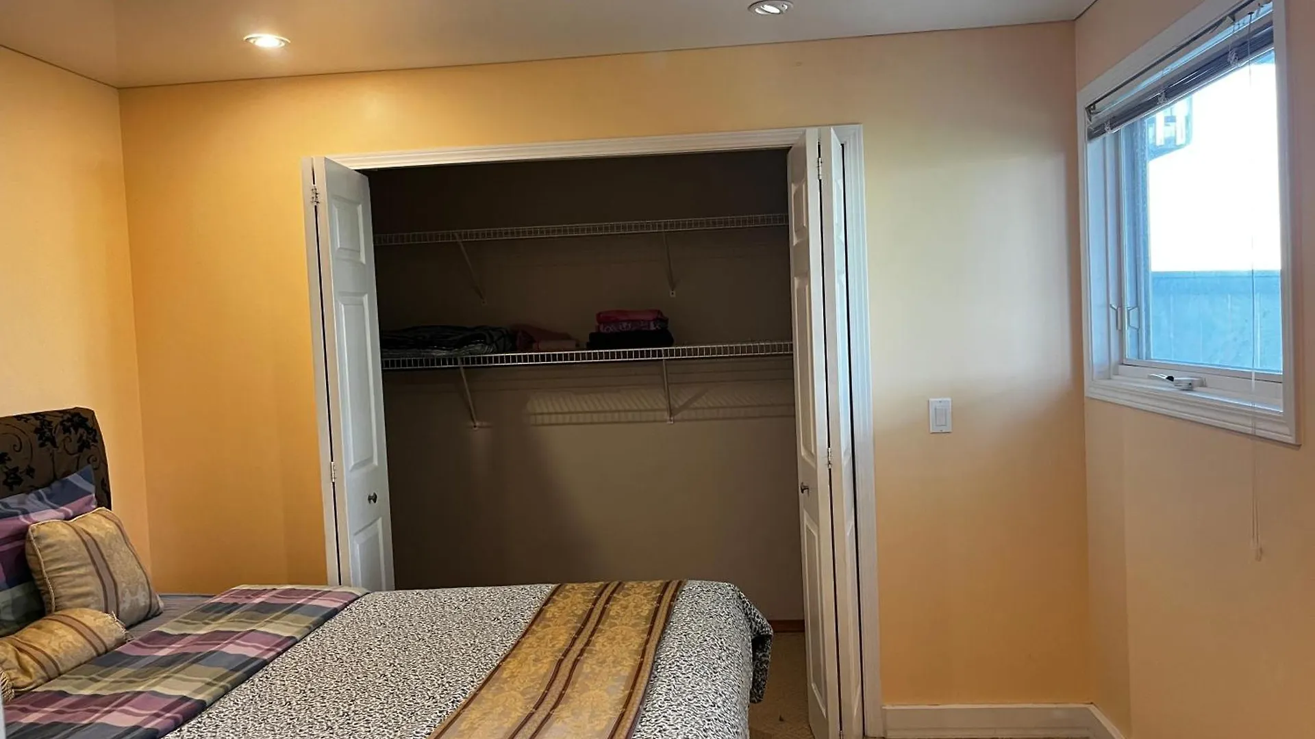 Homestay Citadel Hill Cr Community! Apartment Calgary