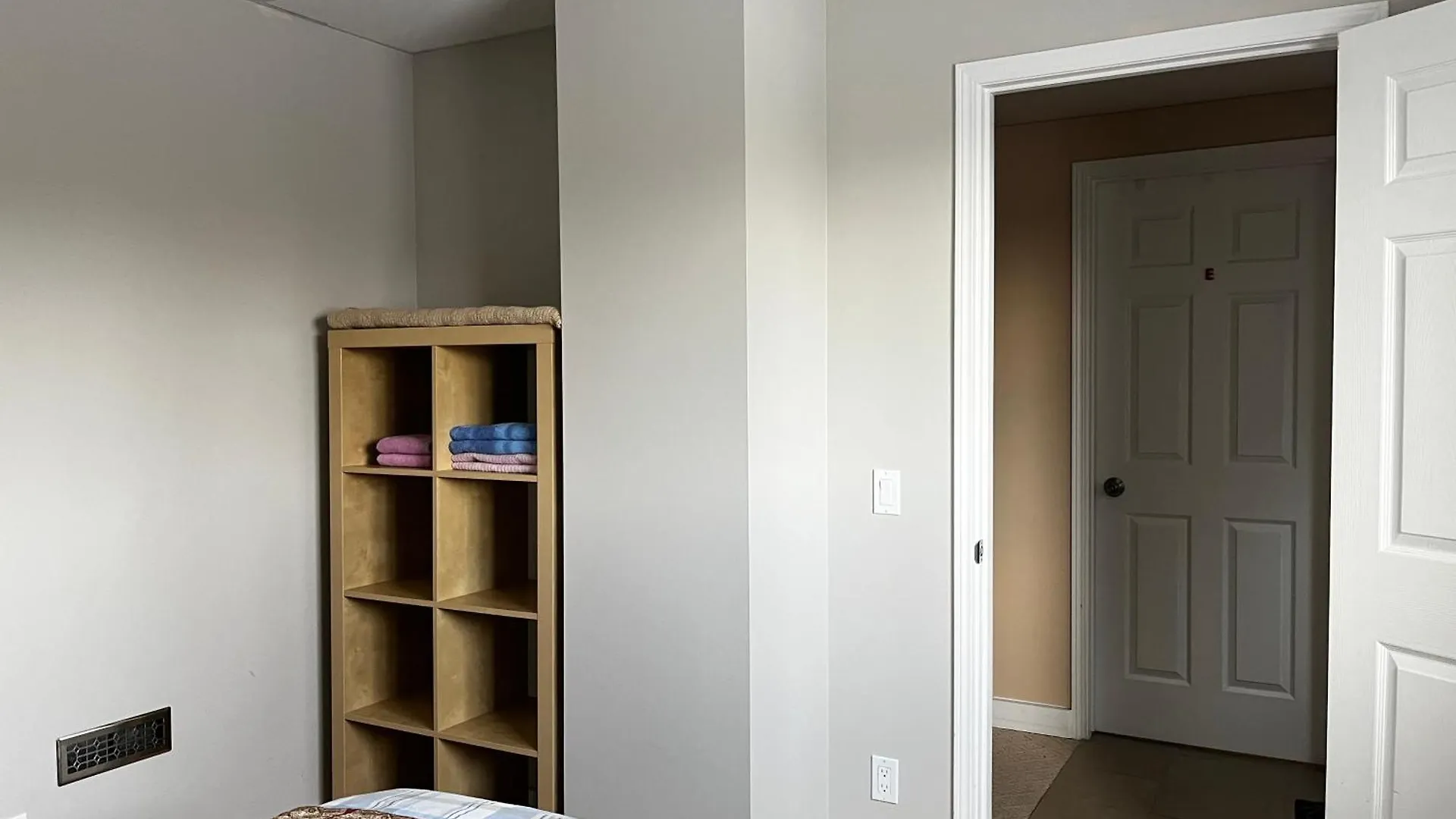 Homestay Citadel Hill Cr Community! Apartment Calgary